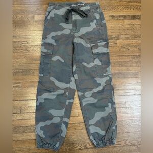 American Eagle Baggy Cargo Camo Jogger 4 Short